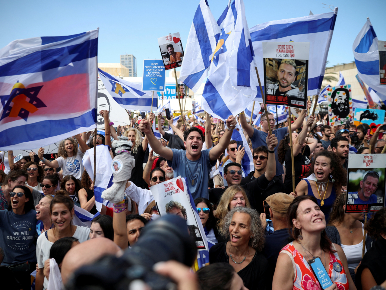 Israelis gather at 'Hostages Square' in Tel Aviv to await the return of the hostages. Photo: Reuters