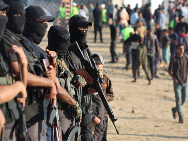 以色列傳媒報道,首批7名獲釋的以色列被扣押人員,已由紅十字會轉交以軍。(路透社)