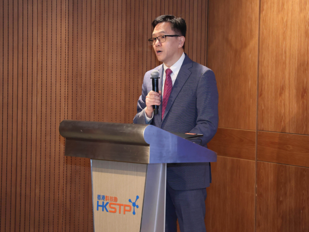 孫東期望香港物流機械人研究中心及其他研發中心，繼續發揮香港科研優勢，推動更多突破性技術落地應用。（政府新聞處）