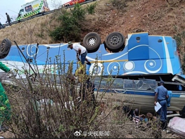 南非發生旅遊巴墮崖意外造成至少40人死亡。(央視新聞微博)