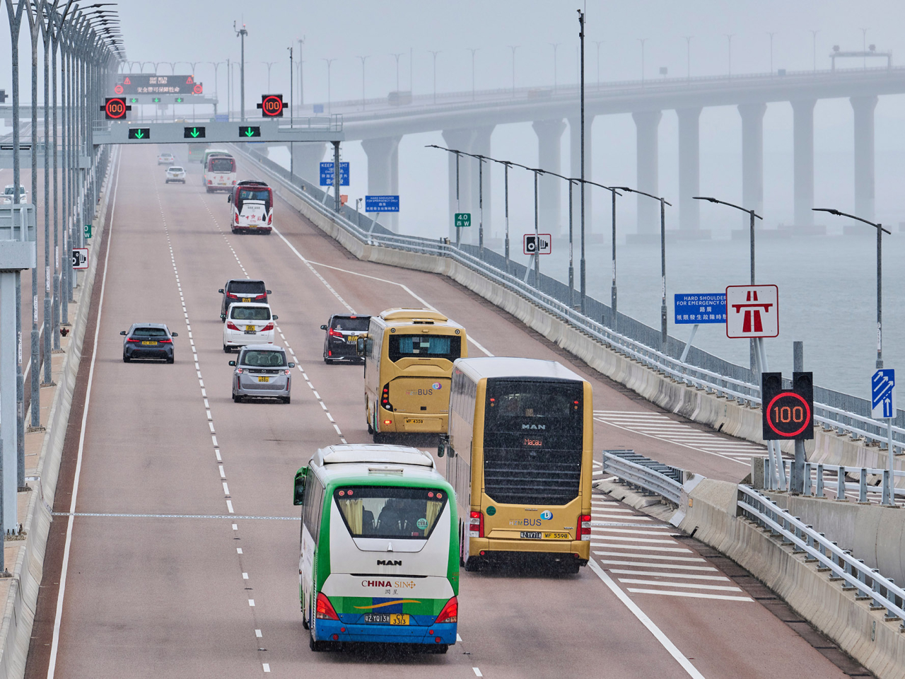 運輸署表示，精簡獲批准參與「港車北上」申請人的申請程序。（政府新聞處）