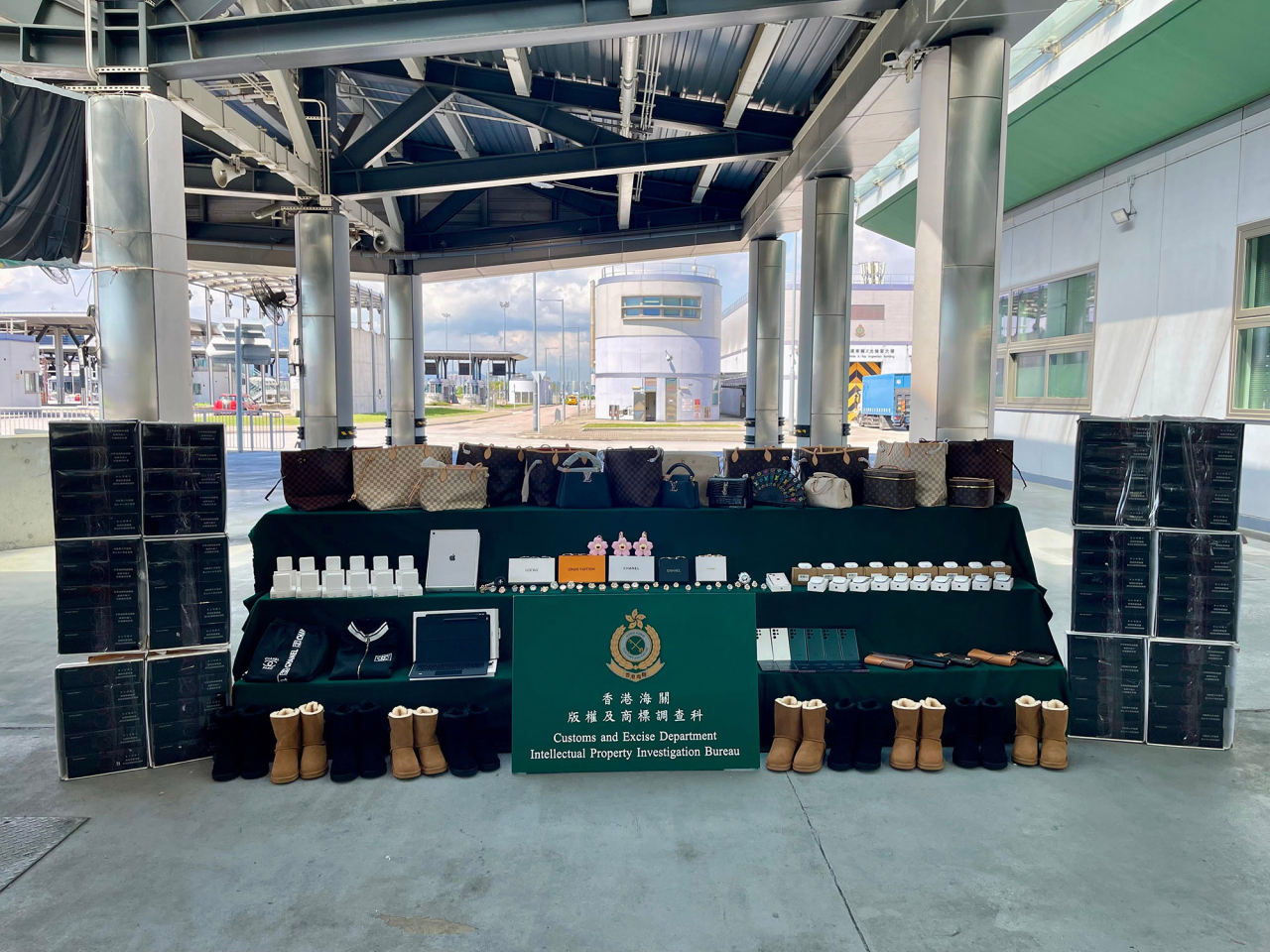 海關獲約3700件懷疑冒牌貨物及約7萬支懷疑私煙，市值共約170萬元。（政府新聞處）