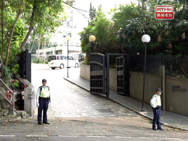 案發後有警員在場戒備。（施華駿攝）