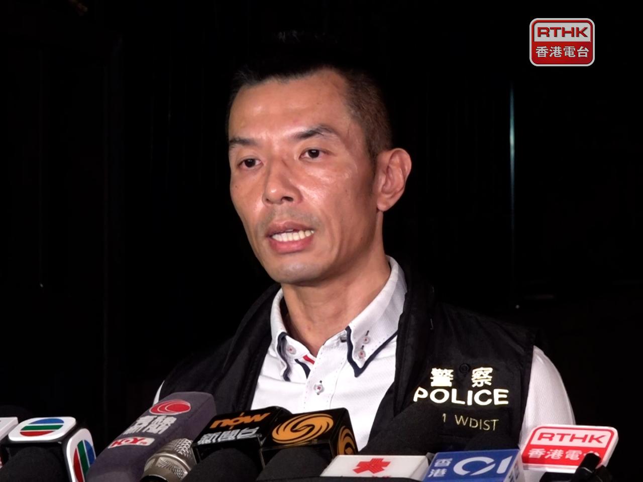 許康傑表示，分別在主人房的衣帽間及厨房，找到兩名女死者，當場證實死亡。（施華駿攝）