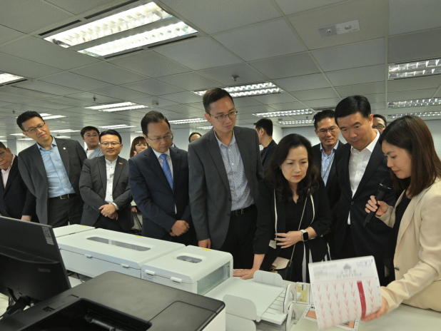 選舉事務處為立法會議員示範電子點票系統。(政府新聞處)