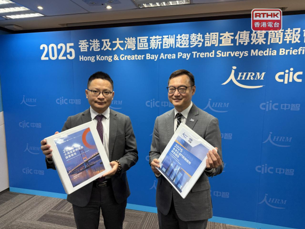 孔于人(右)指出訪港旅客增加、樓市趨穩及股市上升,企業有信心本港經濟改善。(趙嘉駿攝)