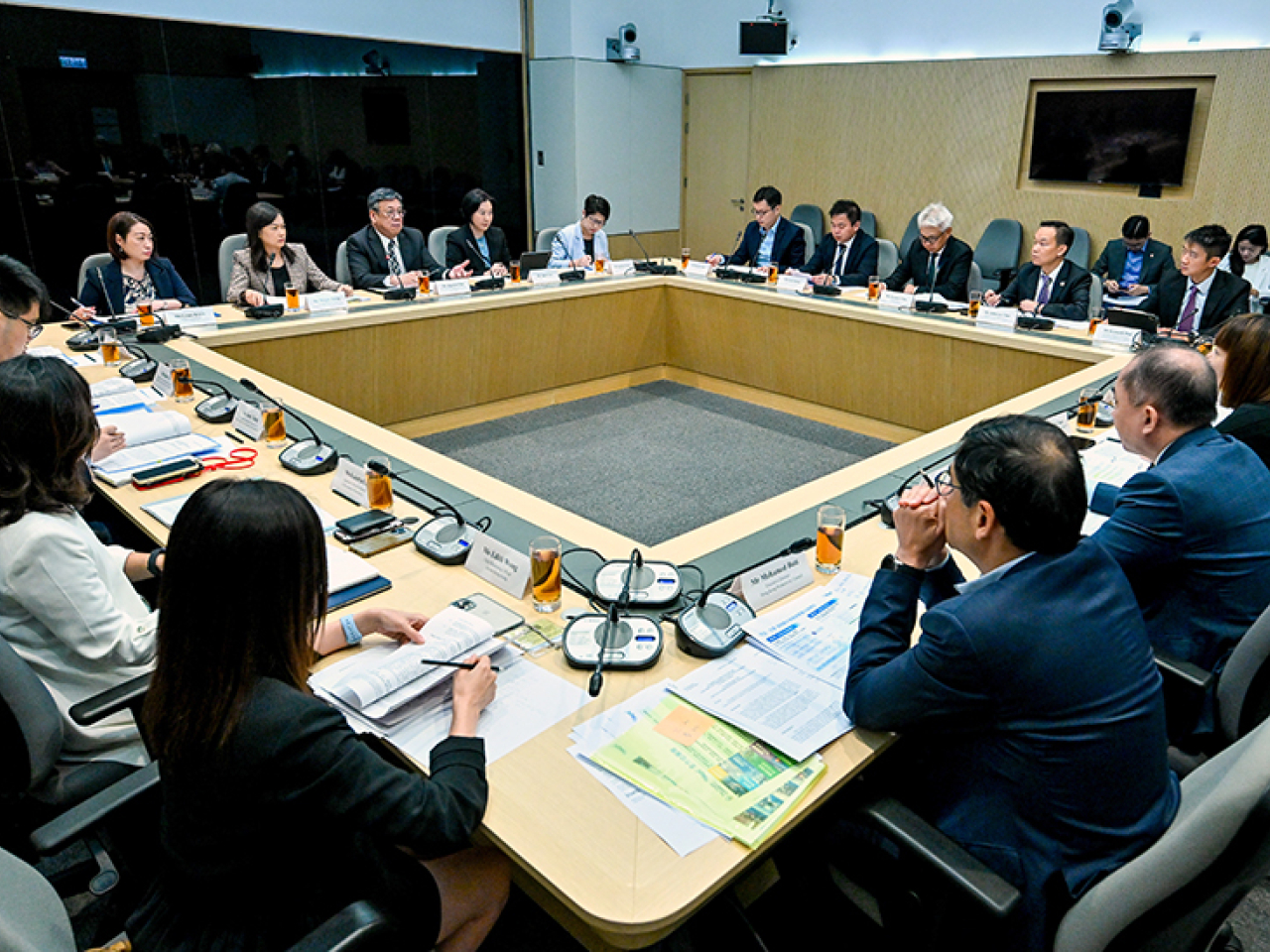 由商務及經濟發展局局長丘應樺督導的內地企業出海專班今日召開首次督導委員會會議。（政府新聞處）