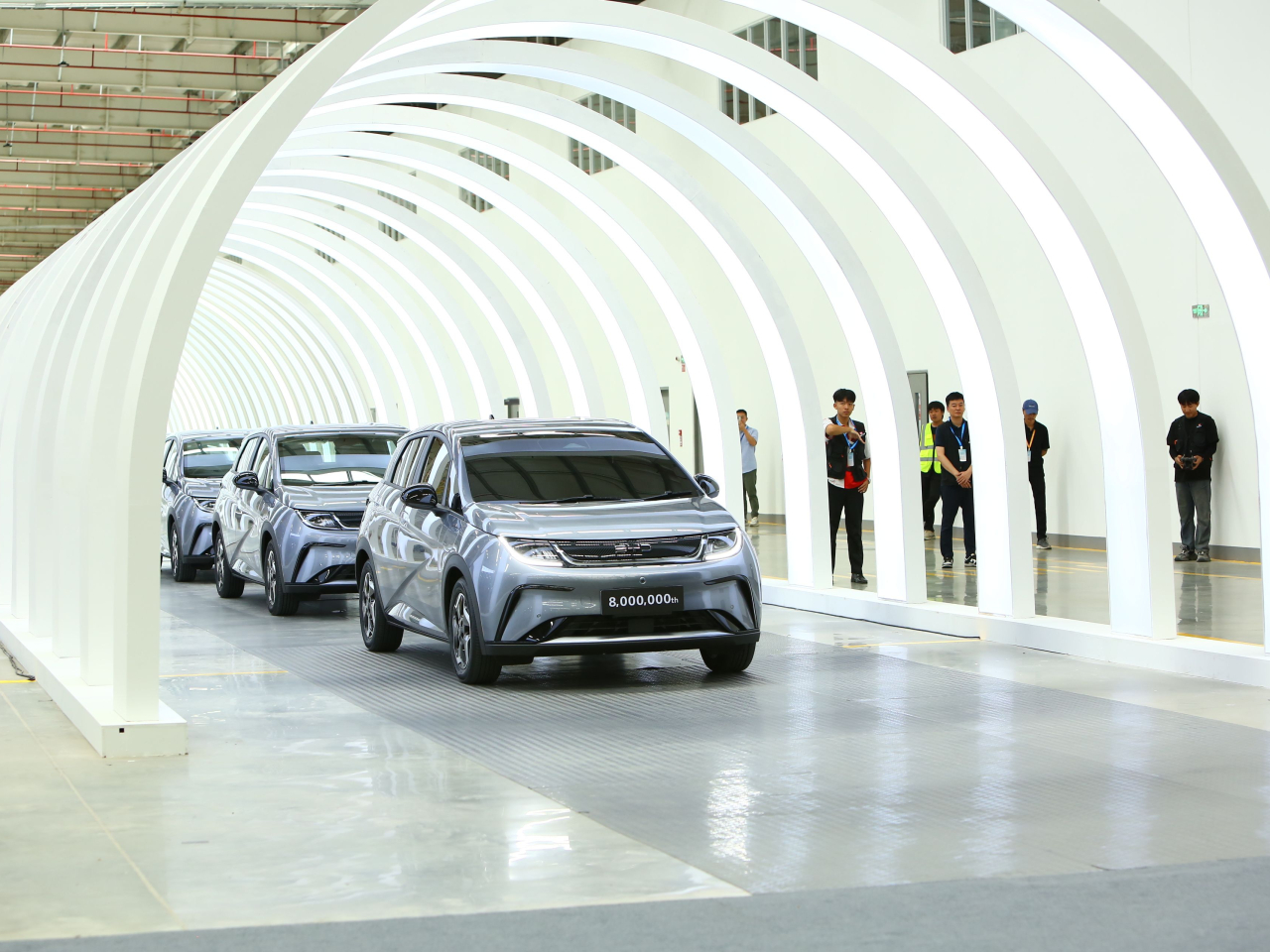 中汽協數據顯示，內地上月新能源汽車銷量160.4萬輛，按年升近25%，佔總銷量近半。（新華社資料圖片）