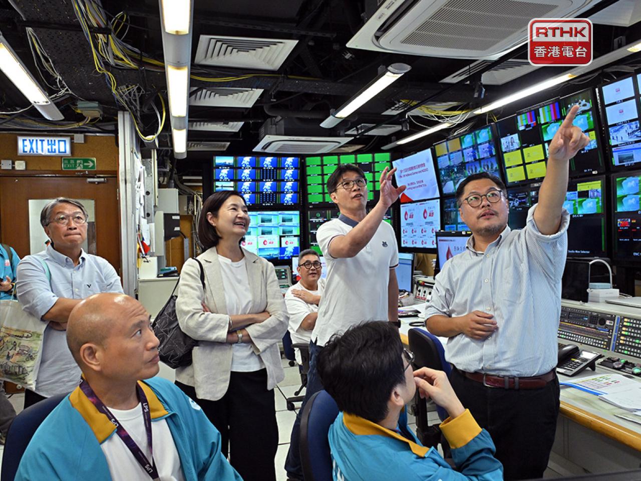 廣播處長了解賽事訊號傳輸運作。（香港電台）