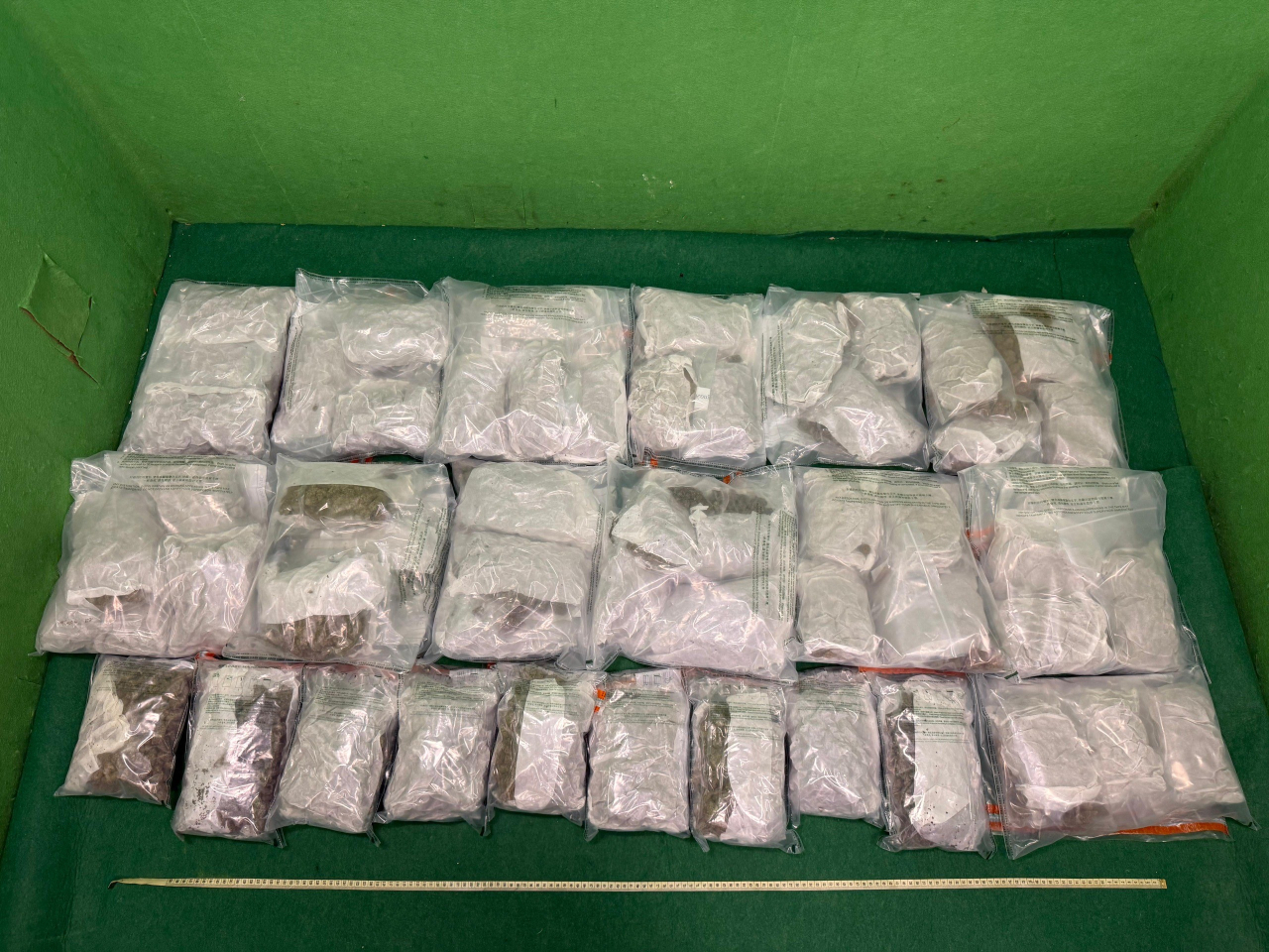 海關共檢獲約14公斤、市值約300萬元的懷疑大麻花。（政府新聞處）