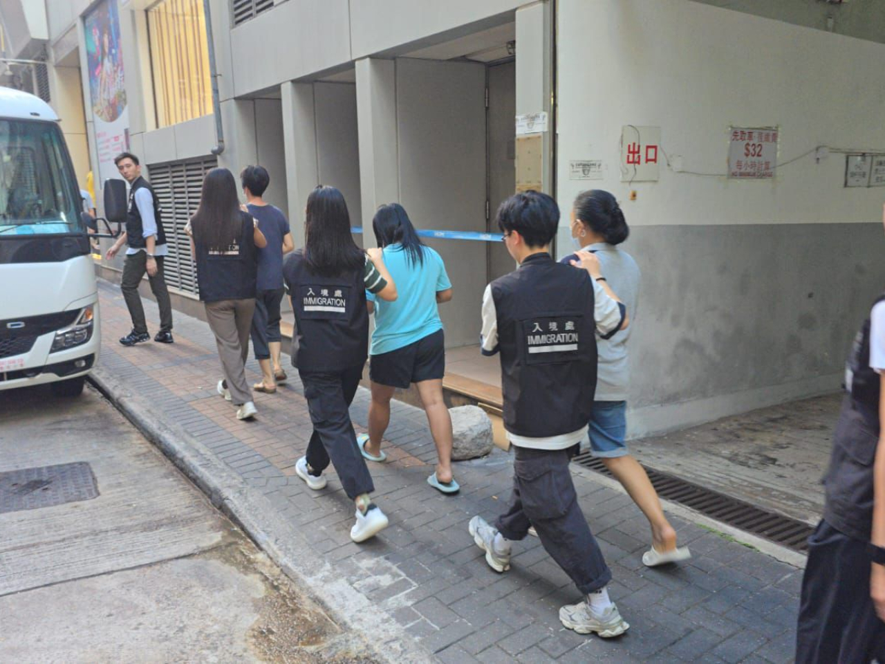 入境處在各區展開打擊外籍家庭傭工違反逗留條件的行動中，共拘捕16人。（政府新聞處）