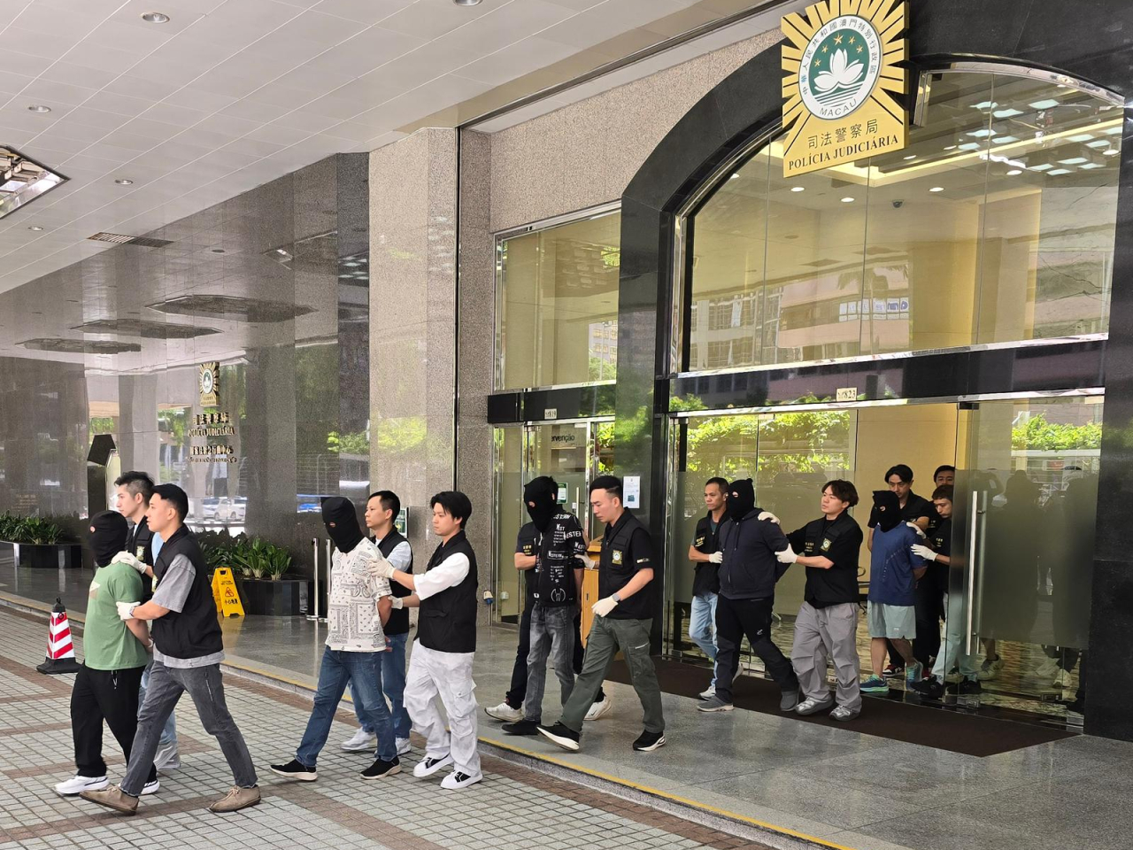 司警在在多個住宅和酒店分別拘捕的7男1女，一半是無業人士，當中7人是澳門居民，一名是越南外僱清潔員，全部移交檢察院偵訊。（鄭月明攝）