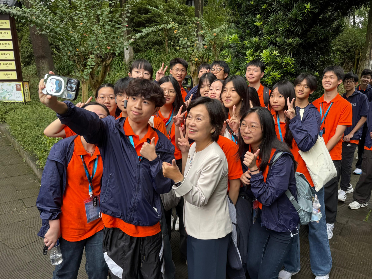 蔡若蓮期望學生透過這些「行走的課堂」激發好奇心，在沉浸式的學習體驗中不斷探求新知，反思所學。（蔡若蓮社交網站）