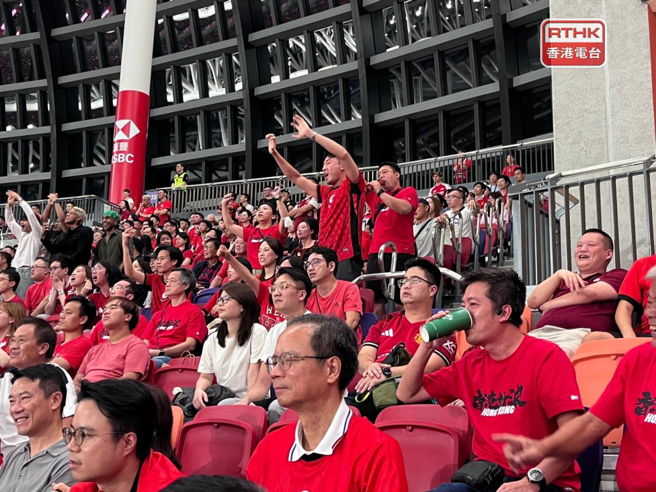 有香港球迷表示，滿意港隊今晚的表現，形容鬥志很好。（陳韋丞攝）