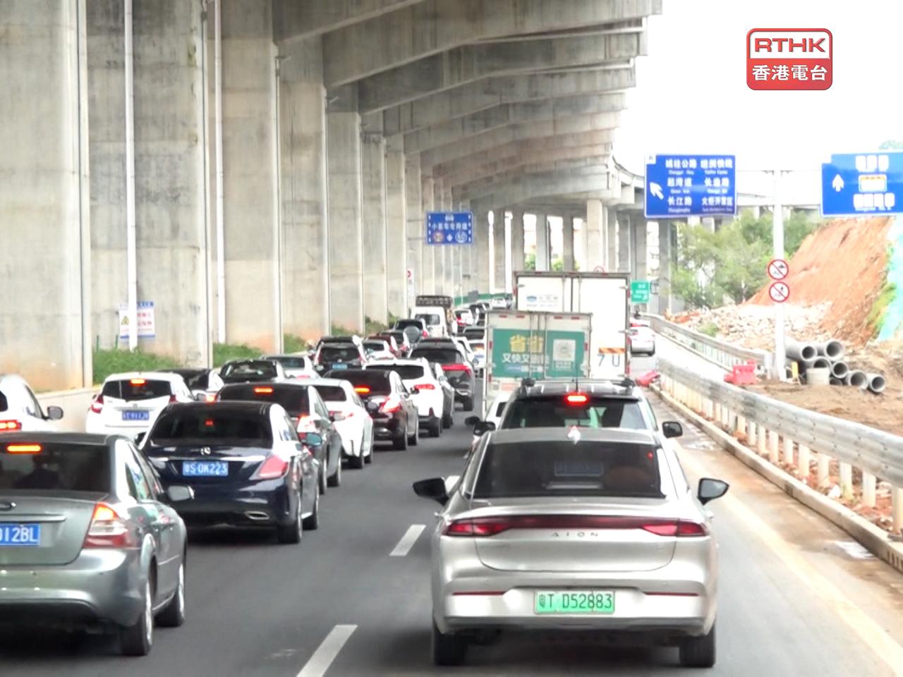 政府計劃最快11月實施「粵車南下」，初期可進入香港市區的「粵車」名額每日100個。（港台圖片）