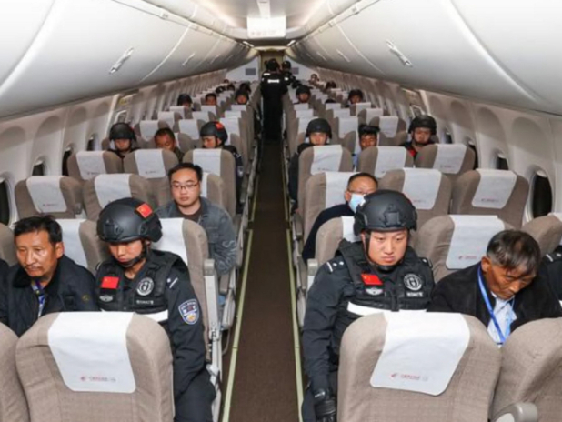 去年初緬甸警方向中國公安機關移交果敢電詐犯罪集團重要頭目,以及重大犯罪嫌疑人被押解回國的情況。(新華社資料圖片)