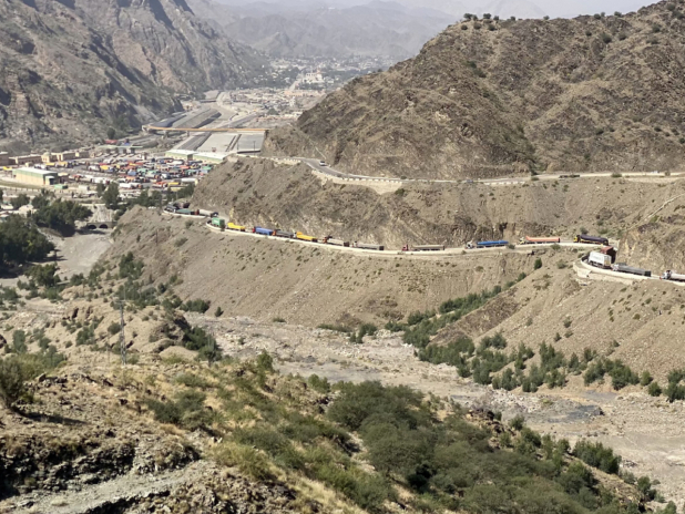 在巴基斯坦與阿富汗的邊境口岸多爾哈姆，大卡車因邊境地區衝突而滯留。（新華社）