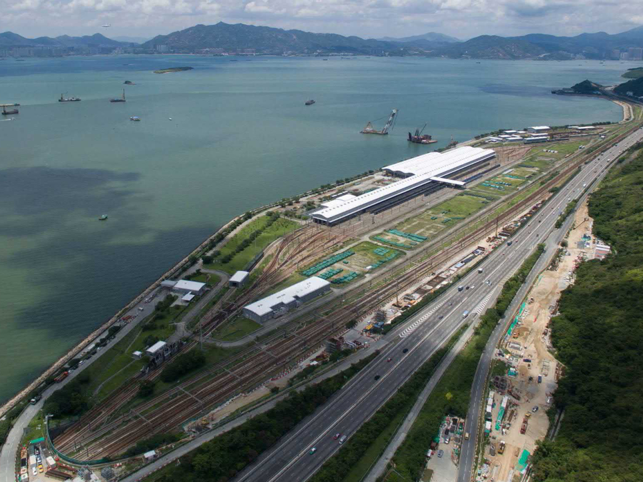 港鐵位於大嶼山擬新建的小蠔灣站項目的嵌岩工字鋼樁工程已獲准今日復工。（城規會文件）