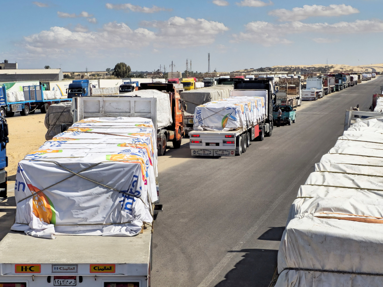 A long line of Egyptian aid trucks forms to make the Rafah crossing into the Gaza Strip in Egypt. Photo: Reuters