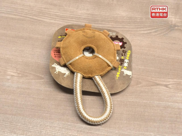 消委會指一款狗玩具三價鉻遷移量超標。(鍾家銘攝)