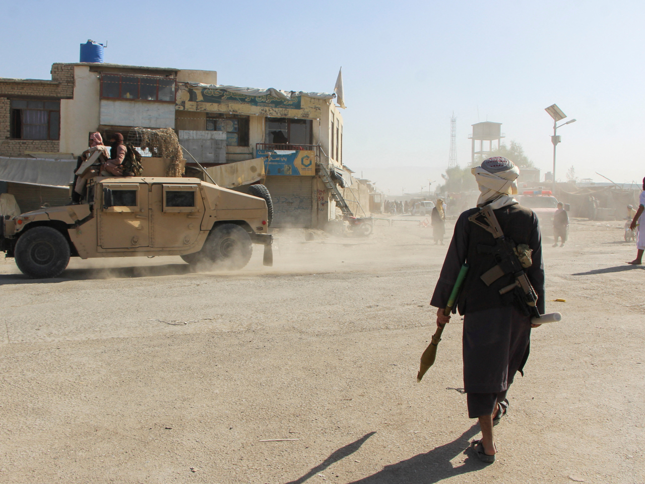 Taliban fighters patrol near the Afghanistan-Pakistan border in Spin Boldak, Kandahar. Photo: Reuters