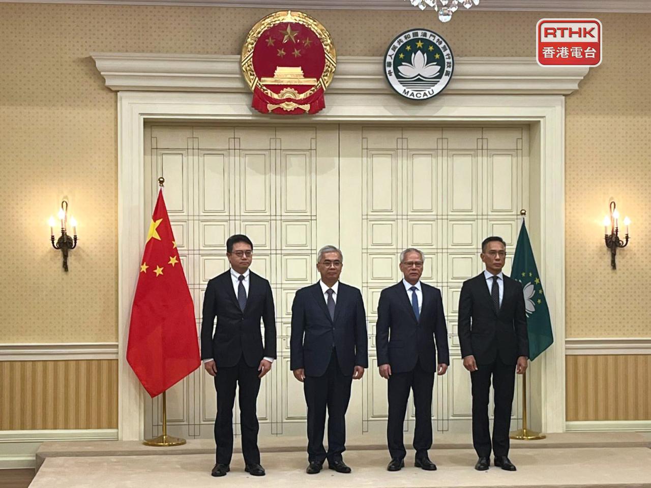 澳門三名新任主要官員就職後與行政長官岑浩輝合影。（鄭月明攝）