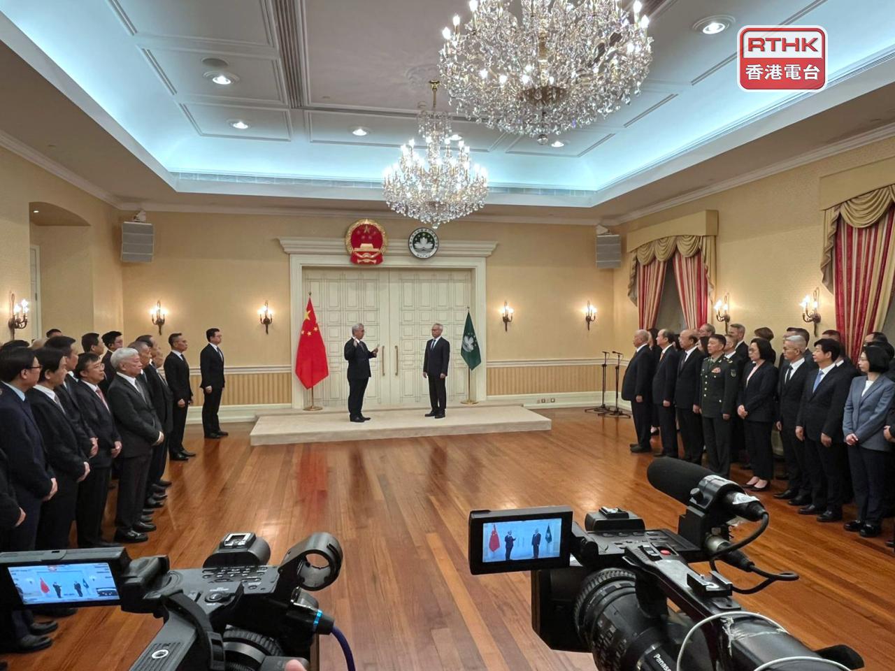 澳門新任行政法務司司長黃少澤在包括行政兩會成員見證下，由行政長官岑浩輝監誓就職。（鄭月明攝）
