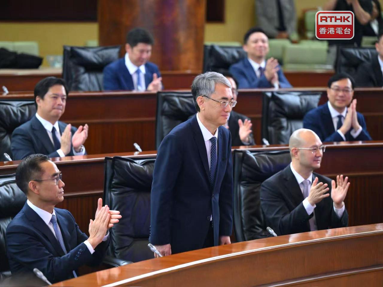 張永春以全數33票當選下屆立法會主席，並即時起立謝票。（鄭月明攝）