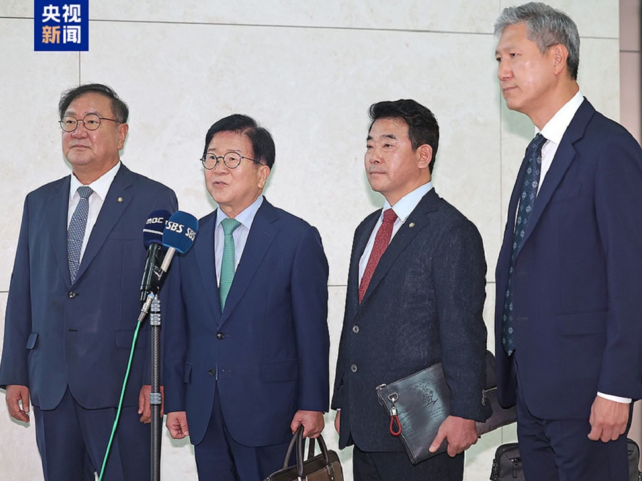 盧載憲（右一）表示，將為發展兩國睦鄰友好關係竭盡全力，推動韓中關係更上一層樓。 （央視新聞圖片）