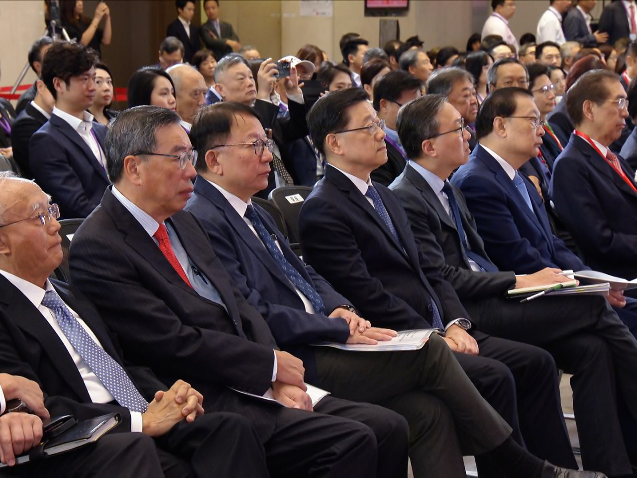 多名官員、立法會議員出席「行政立法同心治港創未來」研討會。