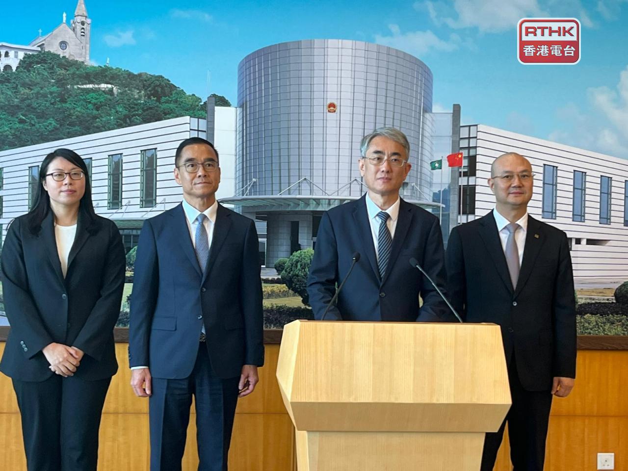 澳門立法會新主席張永春（右二）與副主席何潤生（左二）在當選後見記者，表示會盡職做立法監督工作並與政府保持良性互動。（鄭月明攝）