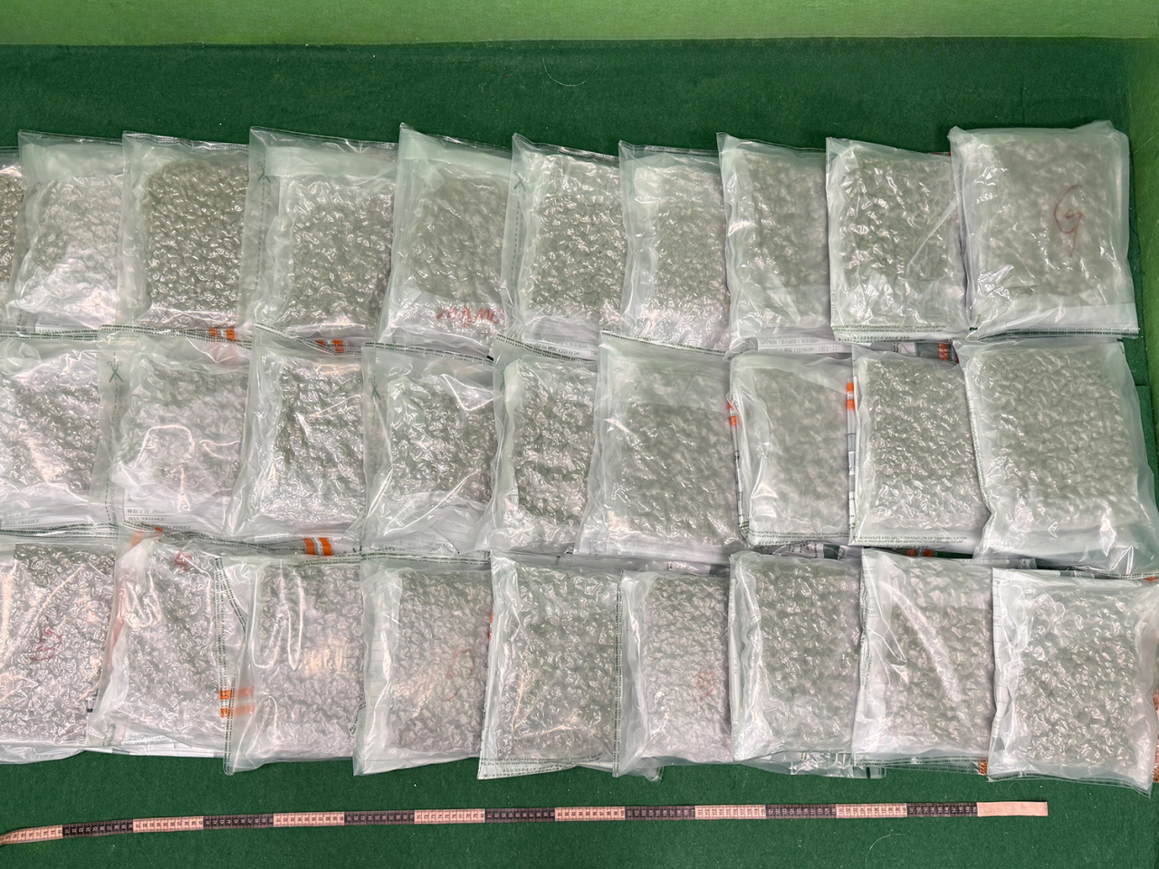 海關在機場偵破一宗行李藏毒的販毒案件，檢獲約16.5公斤懷疑大麻花。（政府新聞處）