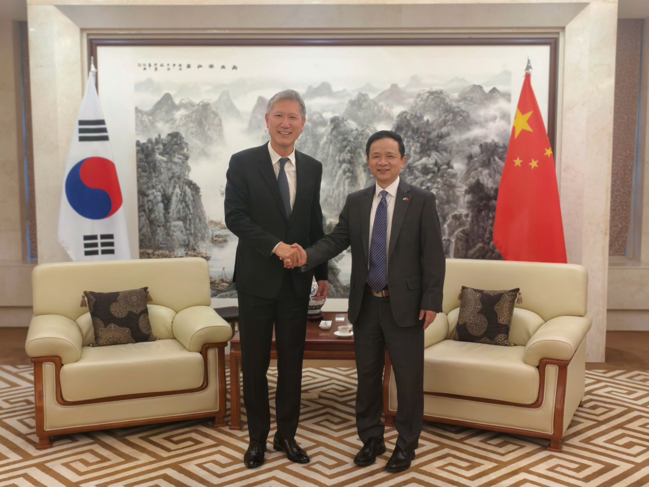 中國駐南韓大使戴兵(右)日前在使館為即將赴任的南韓新任駐華大使盧載憲(左)送行。（中國駐南韓大使館網站）