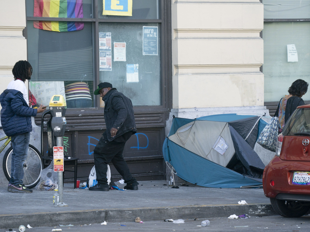 摩根大通和高盛估計，美國上周新申領失業救濟人數可能下降，但很多人仍處於失業狀態。（法新社資料圖片）