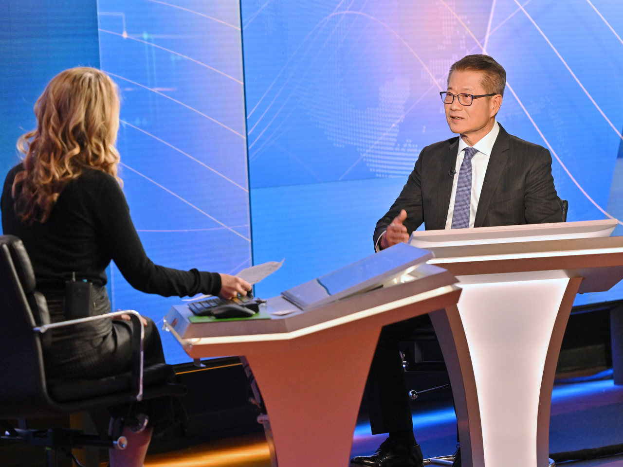 滙豐計劃私有化恒生銀行，陳茂波（右）表示，這個是商業決定。（政府新聞處）