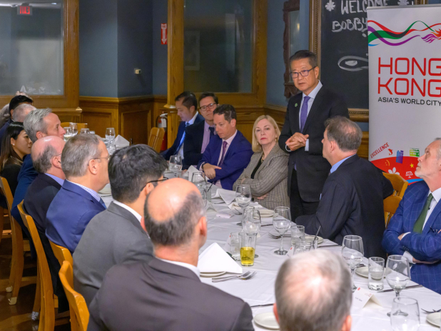 陳茂波(右四)出席由香港駐華盛頓經濟貿易辦事處舉辦的晚宴,與當地商界、智庫等交流。(政府新聞處)