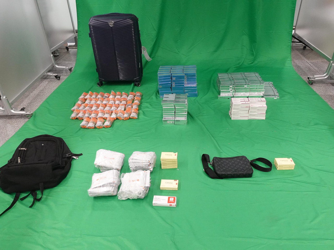 海關檢獲的藥物針劑、藥劑產品及藥膏。（政府新聞處）