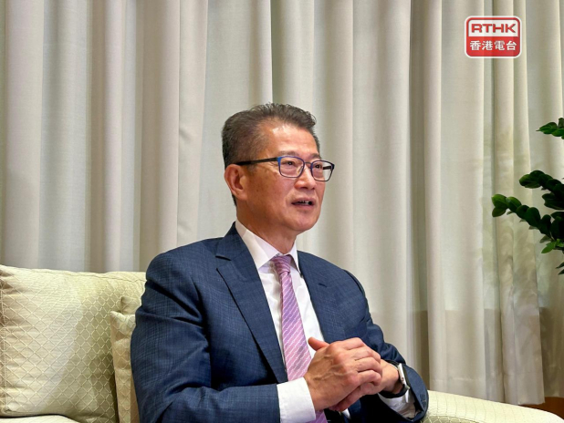 陳茂波表示,關稅對本港造成的實際經濟影響微乎其微。(港台圖片)