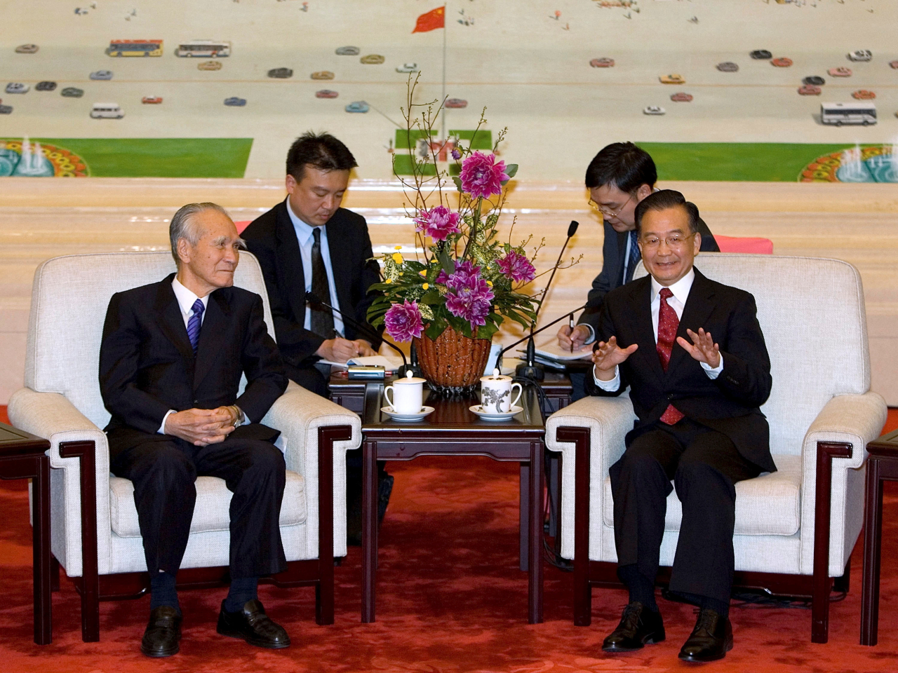 Then-premier Wen Jiabao hosts Tomiichi Murayama in 2007 to mark the 35th anniversary of the normalisation of Sino-Japanese ties. File photo: Reuters