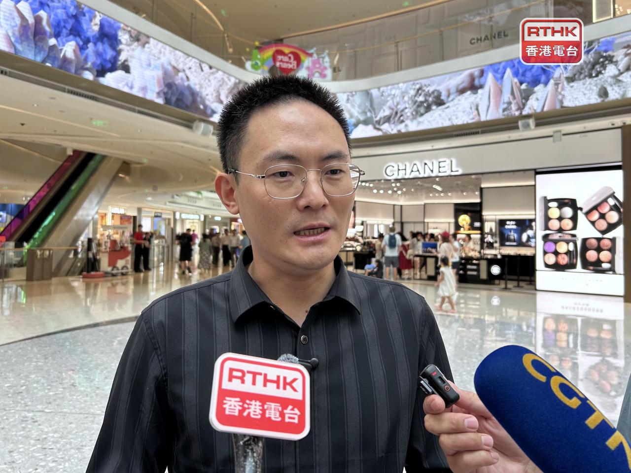 中免集團三亞市內免税店公司副總經理代英昌相信，未來海南居民或可在購買次數及金額上有一定提升，對免稅店非常利好。(羅煒皓攝)