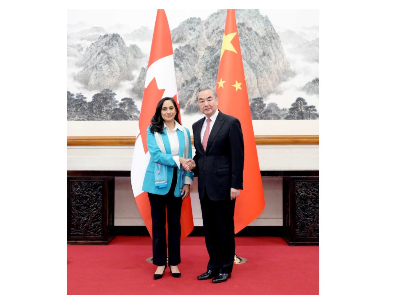 外長王毅在北京同加拿大外長阿南德會談。(外交部網頁截圖)