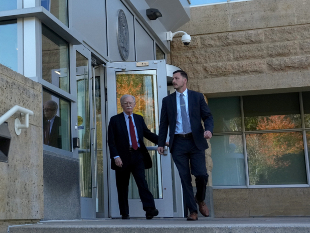 博爾頓(左)離開法庭，沒回應現場記者提問。(路透社)