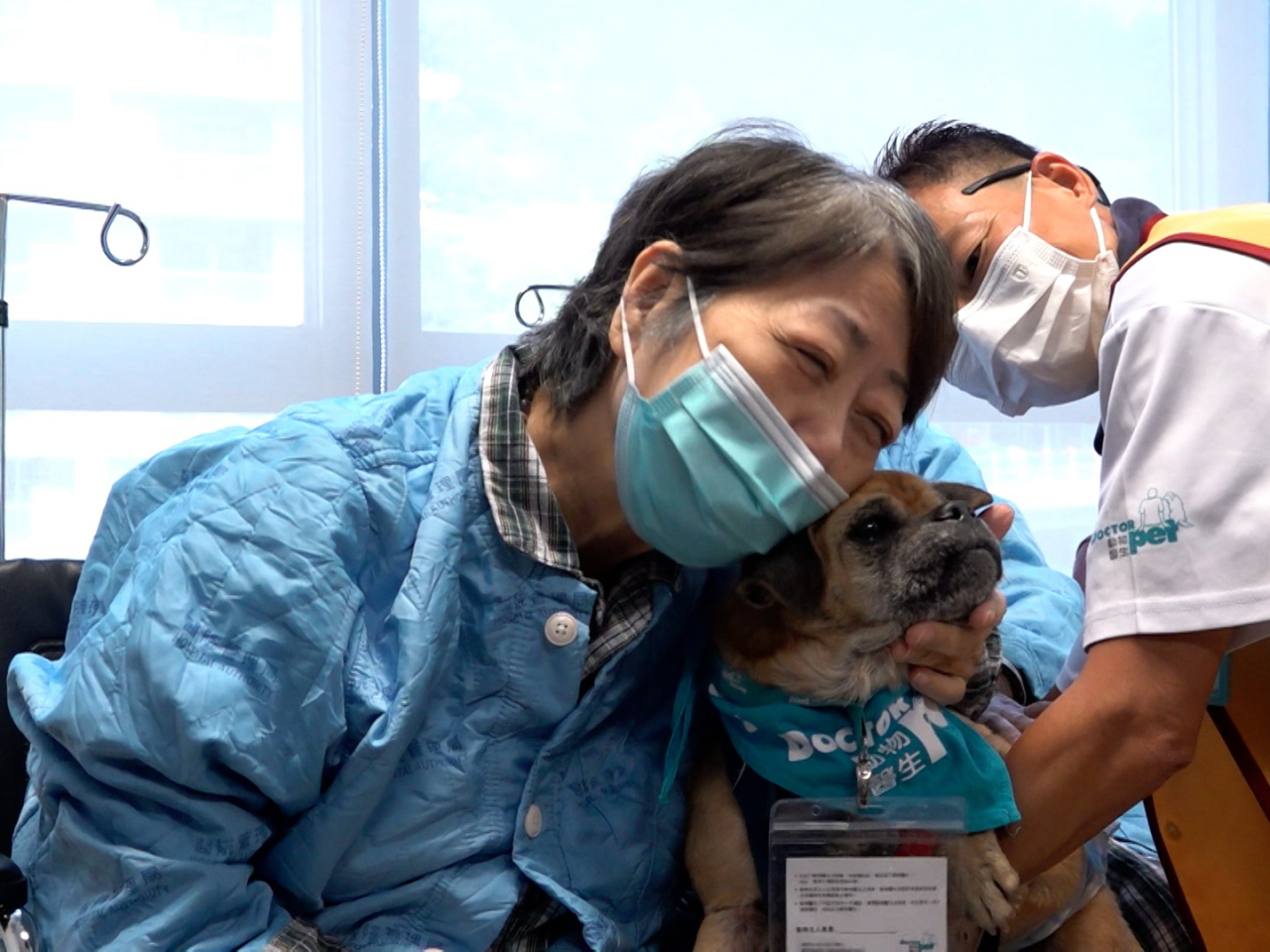 Long-term patient Fung was all smiles after meeting Goofy, a certified animal doctor. Photo: RTHK