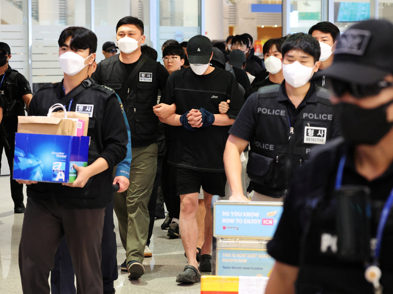 被柬埔寨拘押的64名南韓公民，早上乘包機回國。(路透社)