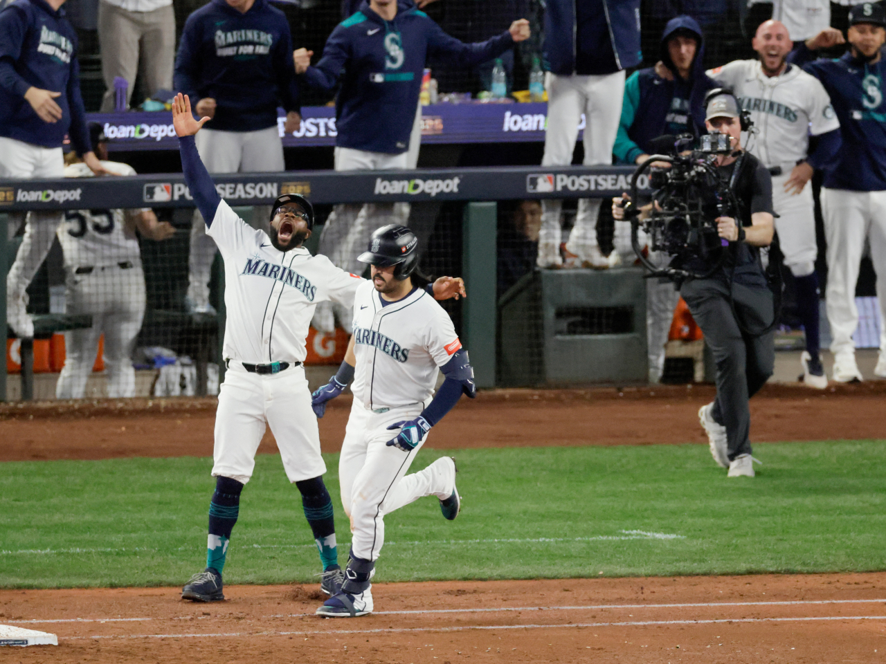 Eugenio Suarez rounds the bases after hitting the game-winning grand slam against the Toronto Blue Jays in Seattle. Photo: Reuters