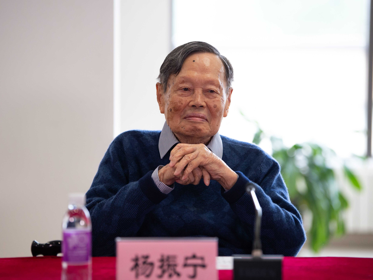 楊振寧致力於人才培育及學科建設，借有生之年傾畢生所學，幫助清華大學發展。（新華社資料圖片）