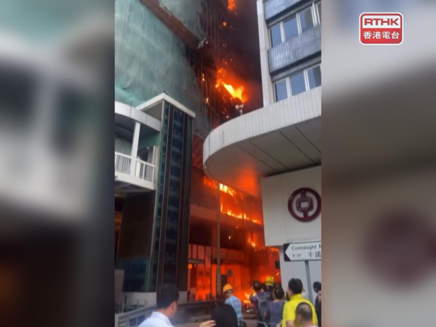 華懋大廈後巷有棚架起火，有3人被困升降機内。（市民Soso Chan提供）