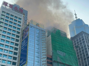 消防將火警升為三級，濃煙升上半空。（市民提供)