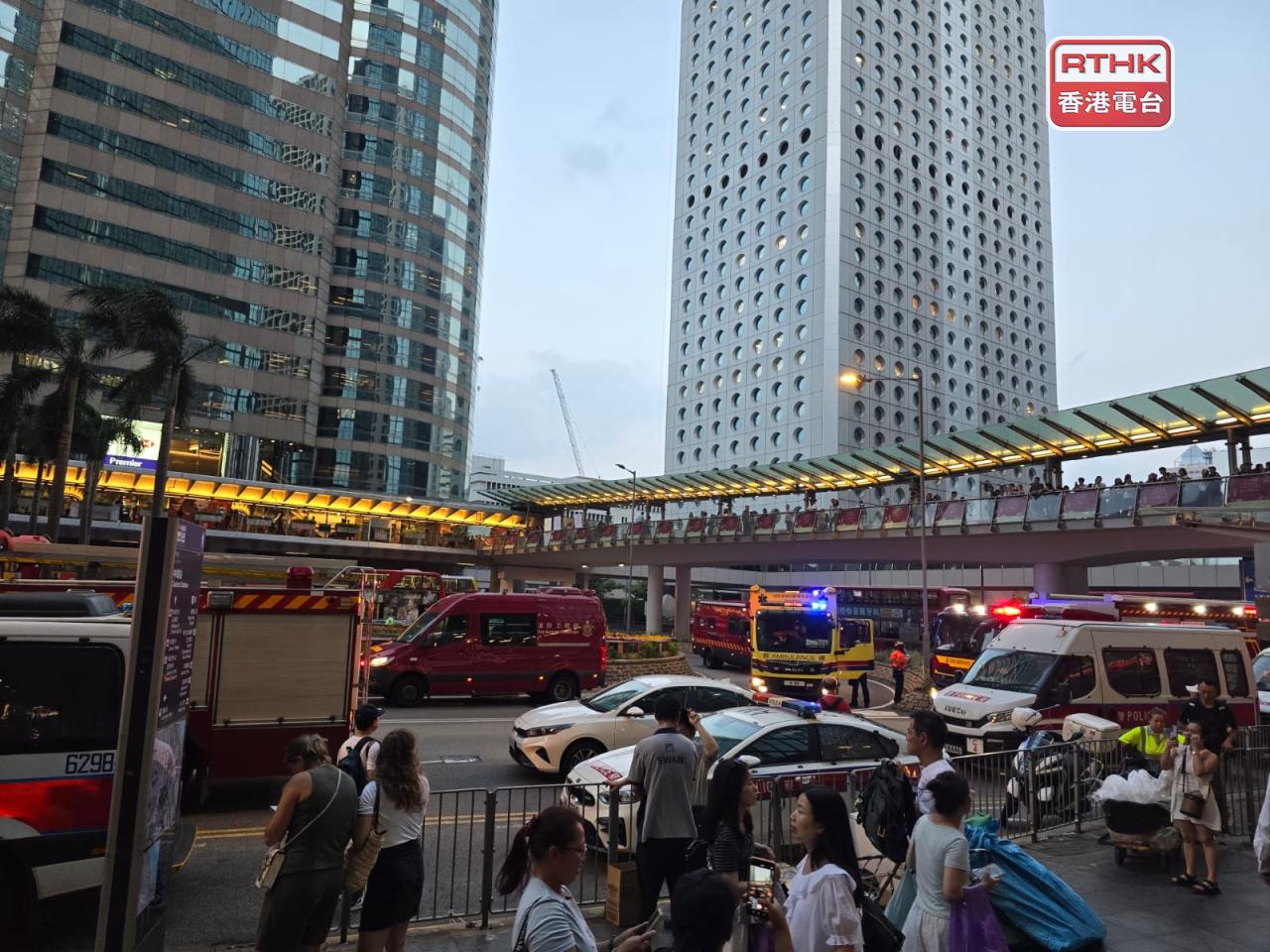 消防動用兩條喉及兩隊煙帽隊灌救，救護車在場戒備。（王慧蓓攝)