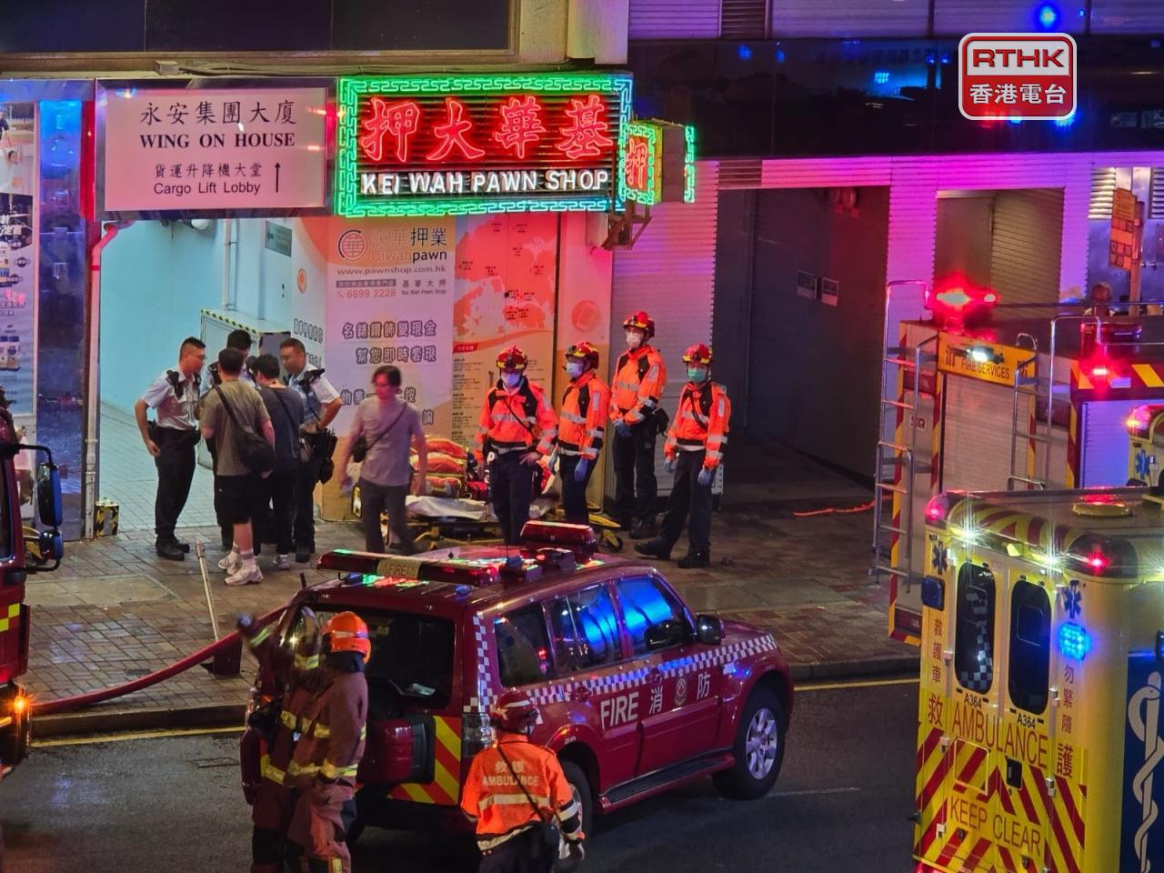 救護人員在場戒備，火警中有3人送院。（王慧蓓攝）